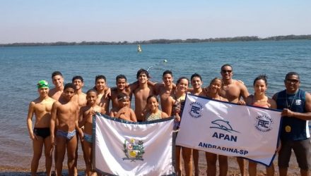 Delegação andradinense em foto tendo ao fundo rio Paraná. Foto: DIVULGAÇÃO