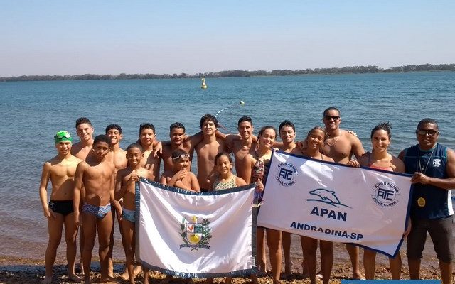 Delegação andradinense em foto tendo ao fundo rio Paraná. Foto: DIVULGAÇÃO