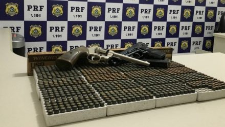 Homem foi preso com armas e munições em rodovia de MS. — Foto: Divulgação Polícia Rodoviária Federal.