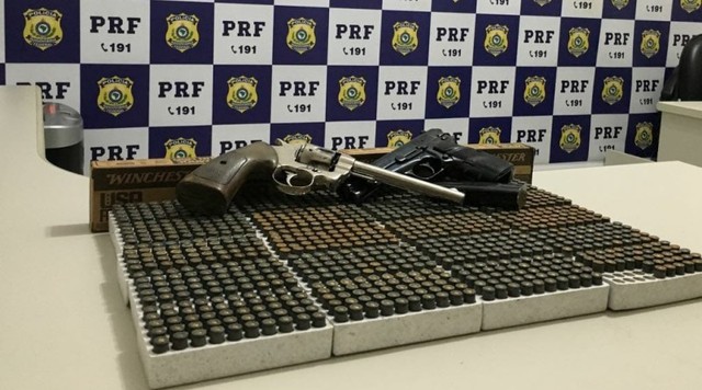 Homem foi preso com armas e munições em rodovia de MS. — Foto: Divulgação Polícia Rodoviária Federal.