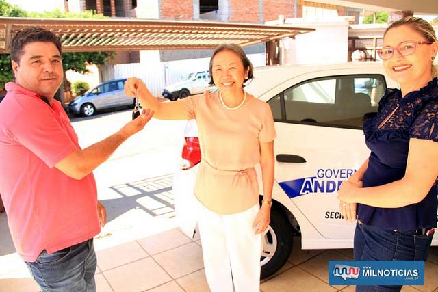 Tamiko entrega chaves de carro a equipe do CRAS I da Secretaria de Promoção e Assistência Social. Fotos: Secom/Prefeitura