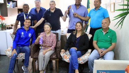 Marco Antonio Ferreira Junior (abrigo azul), foi medalhista de ouro no Campeonato Pan-Pacífico de Natação. Foto: Secom/Prefeitura