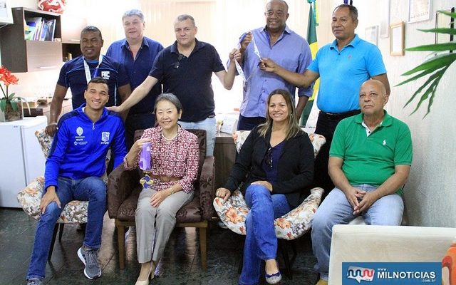 Marco Antonio Ferreira Junior (abrigo azul), foi medalhista de ouro no Campeonato Pan-Pacífico de Natação. Foto: Secom/Prefeitura