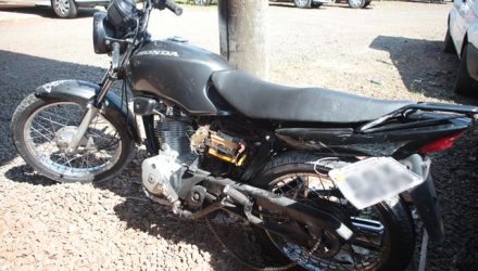 Moto em que jovem de 19 anos que morreu em acidente em Santa Bárbara estava — Foto: Cláudio Mariano/SBNotícias.