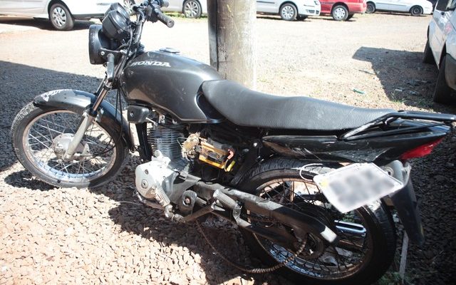 Moto em que jovem de 19 anos que morreu em acidente em Santa Bárbara estava — Foto: Cláudio Mariano/SBNotícias.