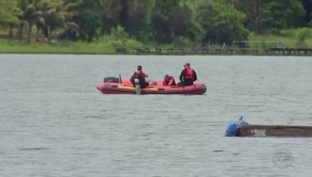 Bombeiro mergulha para procurar pescadores no Rio Tietê — Foto: Reprodução/TV TEM