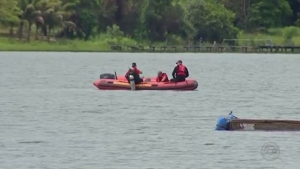 Bombeiro mergulha para procurar pescadores no Rio Tietê — Foto: Reprodução/TV TEM
