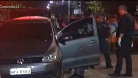 Casal foi alvo de diversos tiros contra o carro onde estava. — Foto: Reprodução/TV Diário.
