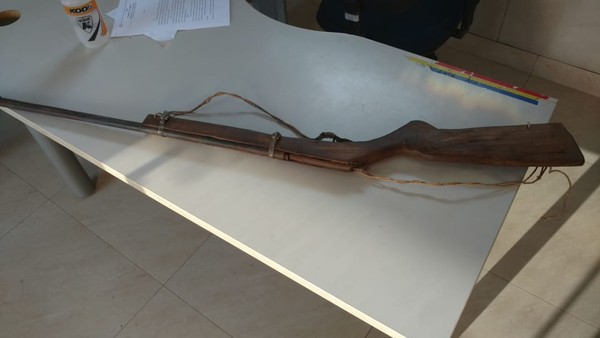 Espingarda usada em alguns crimes foi apreendida — Foto: Polícia Militar/Divulgação