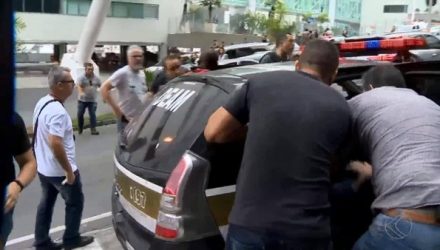 Houve confusão na viatura em Juiz de Fora; Policiais de SP não queriam entregar armas — Foto: Reprodução/TV Integração