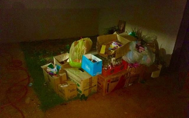 Mulher deixou corpo da mãe 22 dias em casa e depois colocou na calçada com caixa em cima, diz polícia — Foto: Polícia Civil/Divulgação