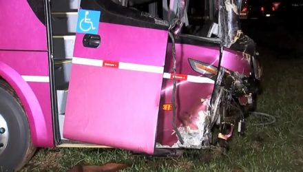 Ônibus ficou com a frente destruída em Olímpia — Foto: Reprodução/TV TEM