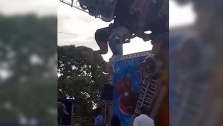 Duas pessoas penduradas em brinquedo de parque em Brasília — Foto: Arquivo Pessoal