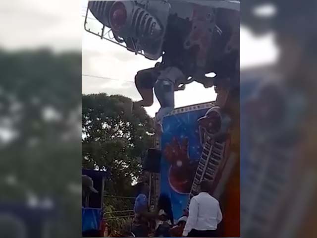 Duas pessoas penduradas em brinquedo de parque em Brasília — Foto: Arquivo Pessoal