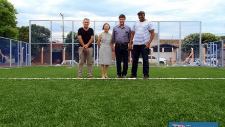 Tamiko e Pedrinho vistoriam quadra de futebol society ao lado do campo do Benfica. Foto: Secom/Prefeitura