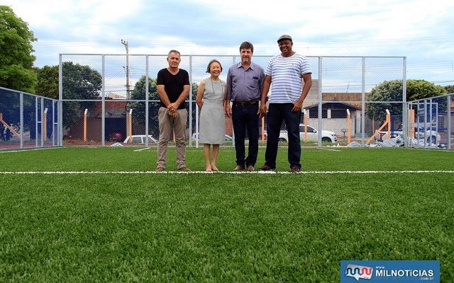 Tamiko e Pedrinho vistoriam quadra de futebol society ao lado do campo do Benfica. Foto: Secom/Prefeitura