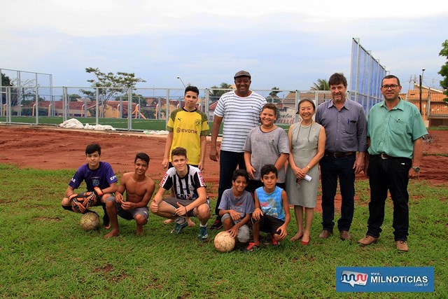 Tamiko e Pedrinho vistoriam quadra de futebol society ao lado do campo do Benfica. Foto: Secom/Prefeitura