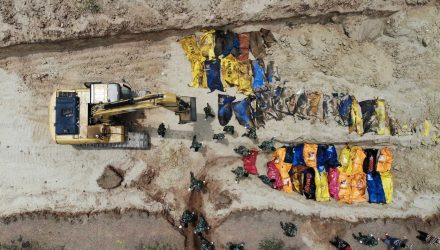 Soldados enterram vítimas em uma vala comum na Indonésia — Foto: Jewel Samad / AFP.