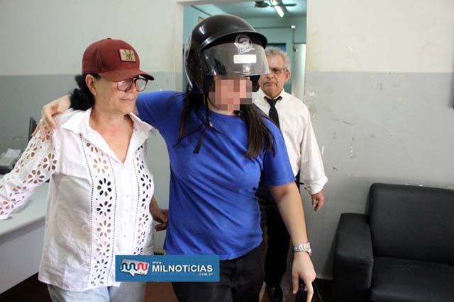 Vereadora Célia (esq.), aguarda cumprimento de alvará de soltura. Foto: MANOEL MESSIAS/Mil Noticias