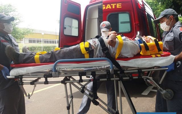 Pedreiro sofreu corte no couro cabeludo e escoriações pelo corpo, sendo socorrido até a UPA pelos bombeiros. Foto: MANOEL MESSIAS/Agência