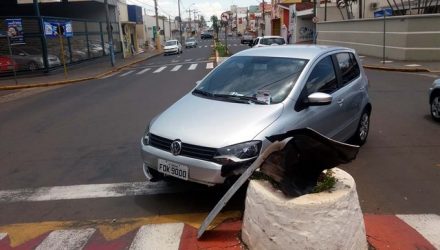 Professora aposentada bateu veículo contra mureta central da Av. Guanabara. Foto: MANOEL MESSIAS/Agência