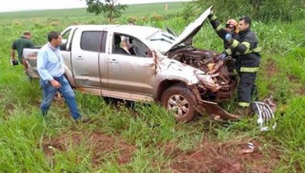 Caminhonete ficou com a frente completamente destruída. Fotos: DIVULGAÇÃO