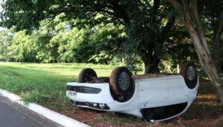 O Gol ficou com as rodas para cima e foi parar as margens do barranco do córrego que passa pelo local. Foto:  Campo Grande News