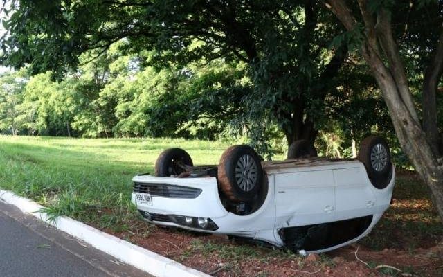 O Gol ficou com as rodas para cima e foi parar as margens do barranco do córrego que passa pelo local. Foto:  Campo Grande News