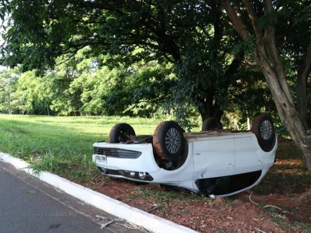 O Gol ficou com as rodas para cima e foi parar as margens do barranco do córrego que passa pelo local. Foto: Campo Grande News