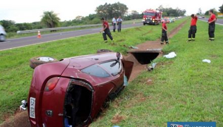 Casal ficou ferido quando motorista do For Ka perdeu o controle de direção capotou e foi parar na canaleta central de escoamento de águas pluviais

Fotos: MANOEL MESSIAS/Agência