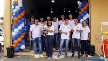 Casal de comerciantes comemora com filhos e equipe o aniversário de 4 anos. Foto: MANOEL MESSIAS/Mil Noticias