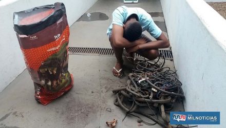 Adolescente foi flagrado pela ROCAM quando transportava o saco carregado com fios furtados de ferro velho, Foto: MANOEL MESSIAS/Agência