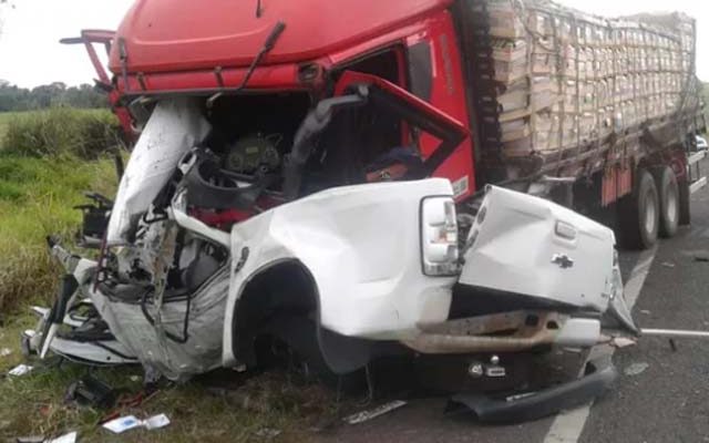 Acidente entre S10 e caminhão, na rodovia Homero Severo Lins — Foto: Cedida/Silvio Duartee