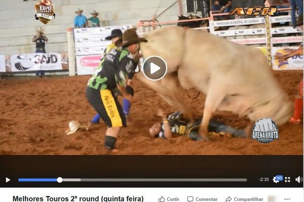 Peão fica gravemente ferido ao cair e ser pisoteado por touro no Paraná — Foto: Reprodução/Facebook