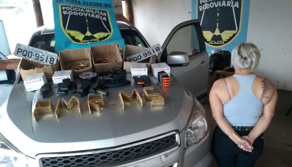 Mulher de 28 naos foi presa em MS com fuzil e munições — Foto: PMR/Divulgação