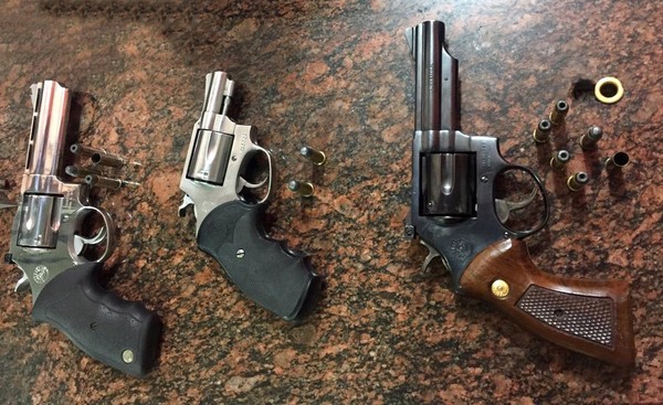 Armas e munições apreendidas com suspeitos após tiroteio em Olímpia (SP) — Foto: Polícia Militar