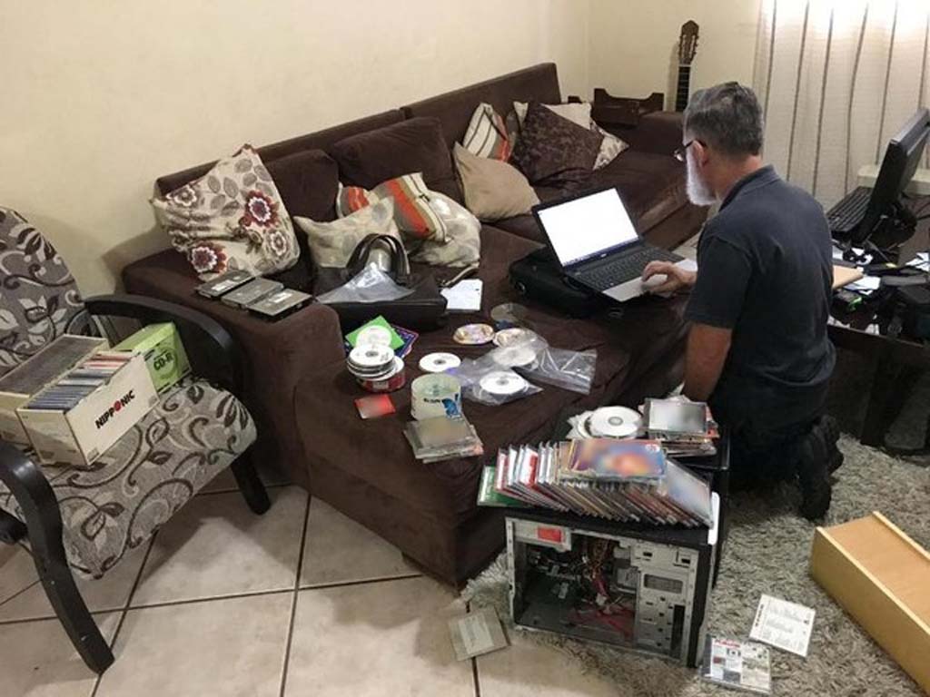 Policiais apreendem materiais pornográficos com suspeitos durante operação em Rio Preto (SP) — Foto: PolÃcia Civil/Divulgação
