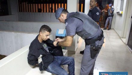 Ajudante geral foi indiciado por porte ilegal de arma de fogo e corrupção de menor, ficou um dia preso e  foi liberado em audiência de custódia NO DIA SEGUINTE. Foto: MANOEL MESSIAS/Agência