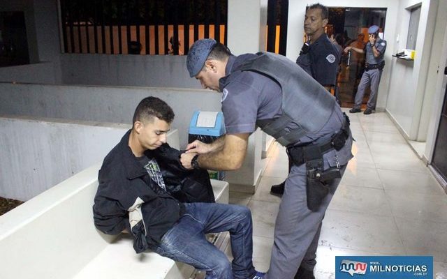 Ajudante geral foi indiciado por porte ilegal de arma de fogo e corrupção de menor, ficou um dia preso e  foi liberado em audiência de custódia NO DIA SEGUINTE. Foto: MANOEL MESSIAS/Agência