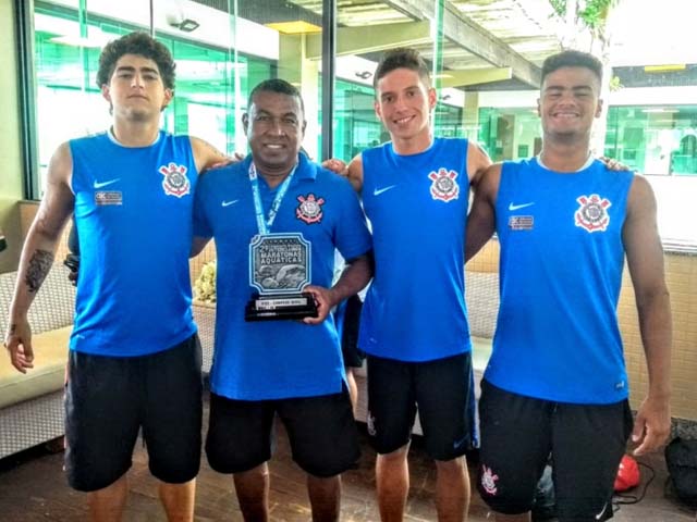 Pedro Luiz Germiniano da Silva (18 anos), Ruan Carlos de Almeida Carneiro (17 anos) e Kauan de Oliveira Silva (17 anos), com professor Careca. Foto: Divulgação