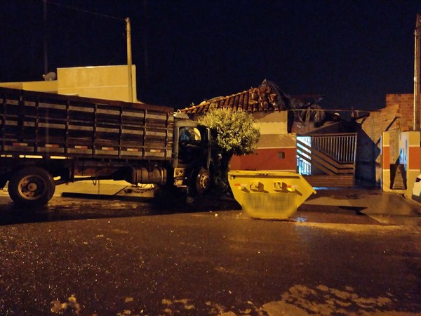 Suspeito atingiu o imóvel com um caminhão em Tabapuã — Foto: Arquivo pessoal
