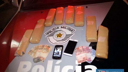 Foram apreendidos 8 tabletes de maconha (Cannabis Sativa), pouco mais de R$ 200,00 em dinheiro encontrados com os dois suspeitos. Foto: MANOEL MESSIAS/Agência
