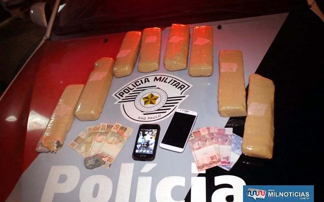 Foram apreendidos 8 tabletes de maconha (Cannabis Sativa), pouco mais de R$ 200,00 em dinheiro encontrados com os dois suspeitos. Foto: MANOEL MESSIAS/Agência