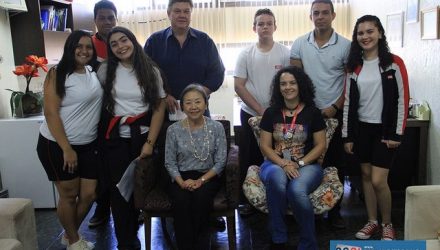 Professora Talita Costa com alunos da disciplina Eixo de Ciências Humanas. Foto: Secom/Prefeitura