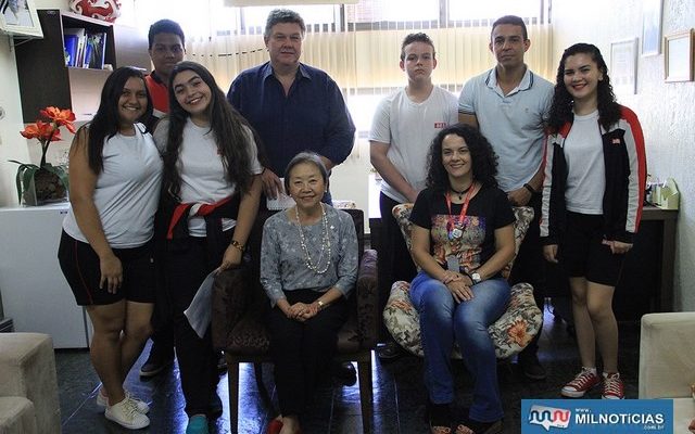 Professora Talita Costa com alunos da disciplina Eixo de Ciências Humanas. Foto: Secom/Prefeitura