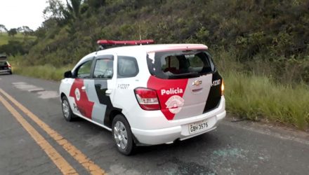 Viatura da PM teve o vidro traseiro estilhaçado por tiros durante a ação — Foto: JN Bofete/Divulgação.