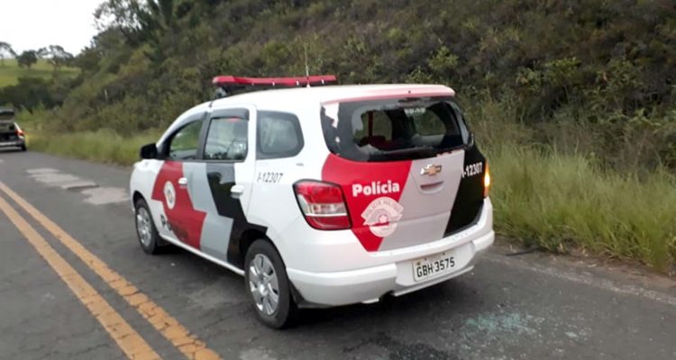 Viatura da PM teve o vidro traseiro estilhaçado por tiros durante a ação — Foto: JN Bofete/Divulgação.