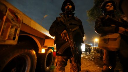 Policiais são vistos perto de ônibus atingido por bomba perto de Gizé, no Egito, na sexta-feira (28) — Foto: Reuters.