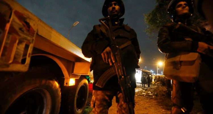 Policiais são vistos perto de ônibus atingido por bomba perto de Gizé, no Egito, na sexta-feira (28) — Foto: Reuters.