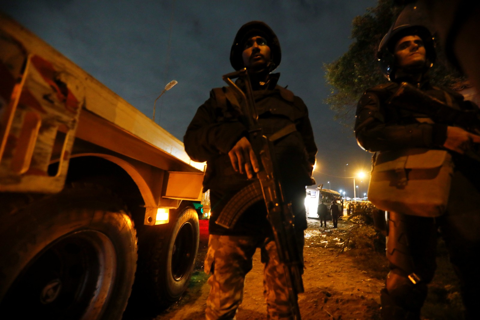 Policiais são vistos perto de ônibus atingido por bomba perto de Gizé, no Egito, na sexta-feira (28) — Foto: Reuters.
